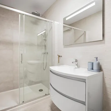 Stunning Seaview Retreat With Terrace *