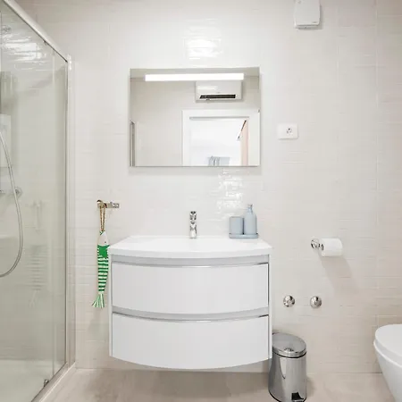 Stunning Seaview Retreat With Terrace 赫瓦尔