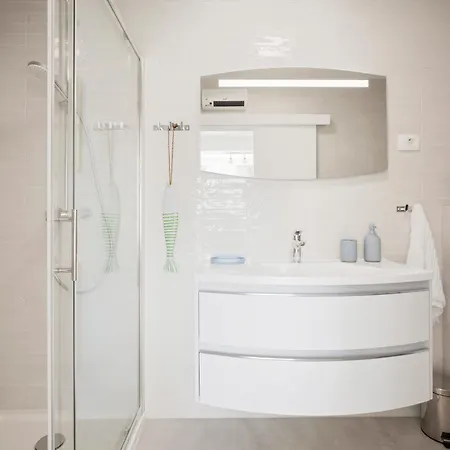 Stunning Seaview Retreat With Terrace *