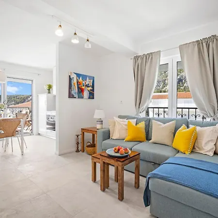 Stunning Seaview Retreat With Terrace *