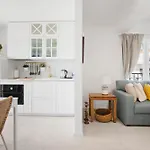 Stunning Seaview Retreat With Terrace Апартаменты *