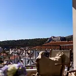 Stunning Seaview Retreat With Terrace Апартаменты