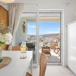 Апартаменты Stunning Seaview Retreat With Terrace *