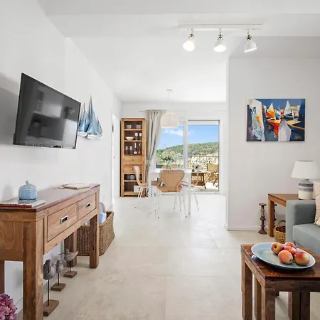 Stunning Seaview Retreat With Terrace Daire