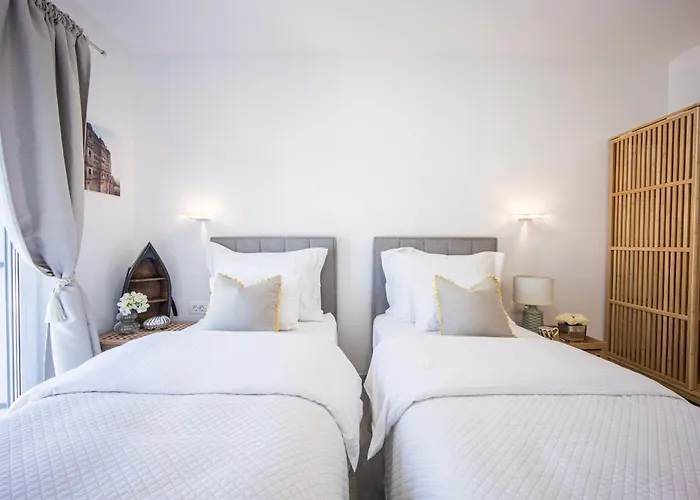 Stunning Seaview Retreat With Terrace *