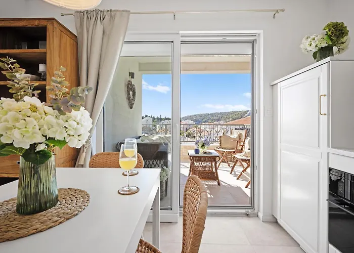 Apartment Stunning Seaview Retreat With Terrace *