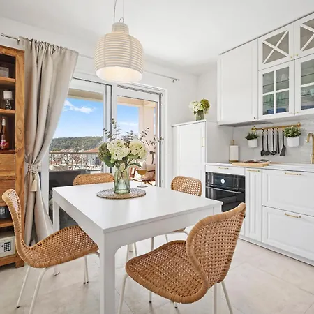 Stunning Seaview Retreat With Terrace