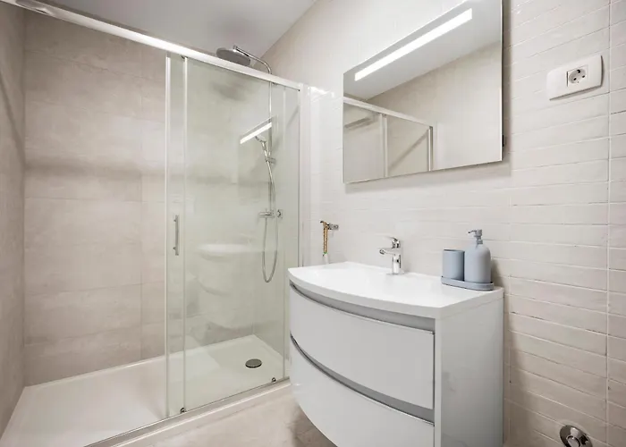 Stunning Seaview Retreat With Terrace *