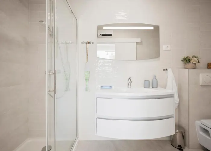 Stunning Seaview Retreat With Terrace *