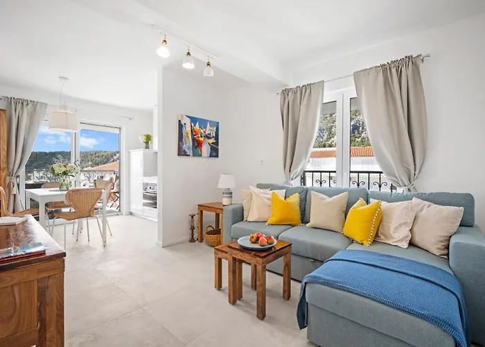 Stunning Seaview Retreat With Terrace *